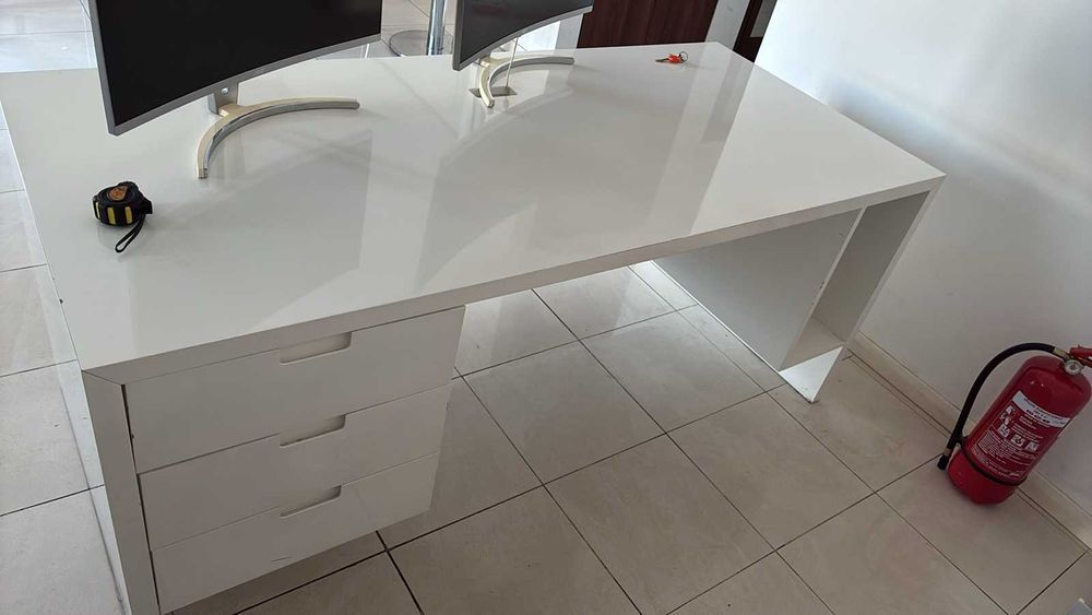 Бяло бюро със шкафчета