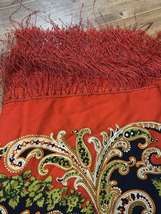 Очень красивый яркий платок