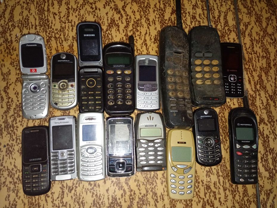 Продавам стари телефони работещи и не работещи