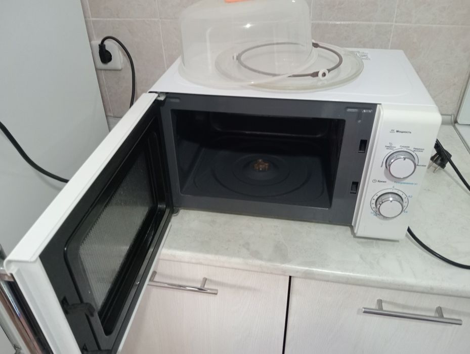 Микроволновые печь Midea MM720CPO-S