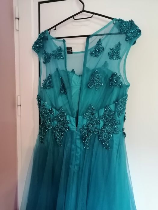 Официална, тюркоазена рокля.