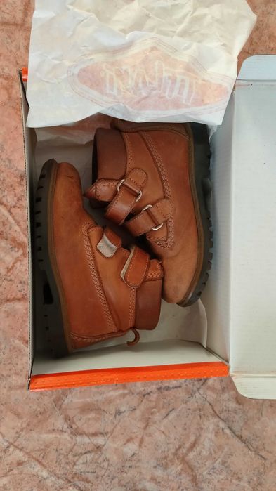 Продам демисезонные ботиночки 23