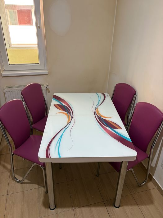 Masa sticla extensibila si 4 scaune