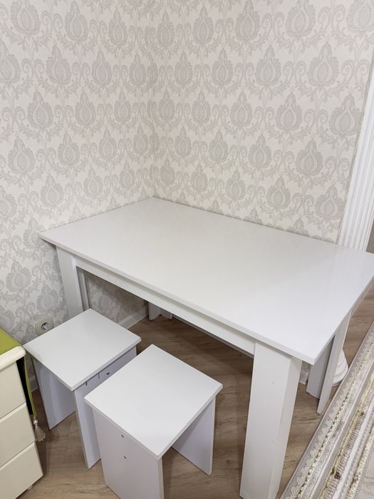 Стол и стулья сатылады