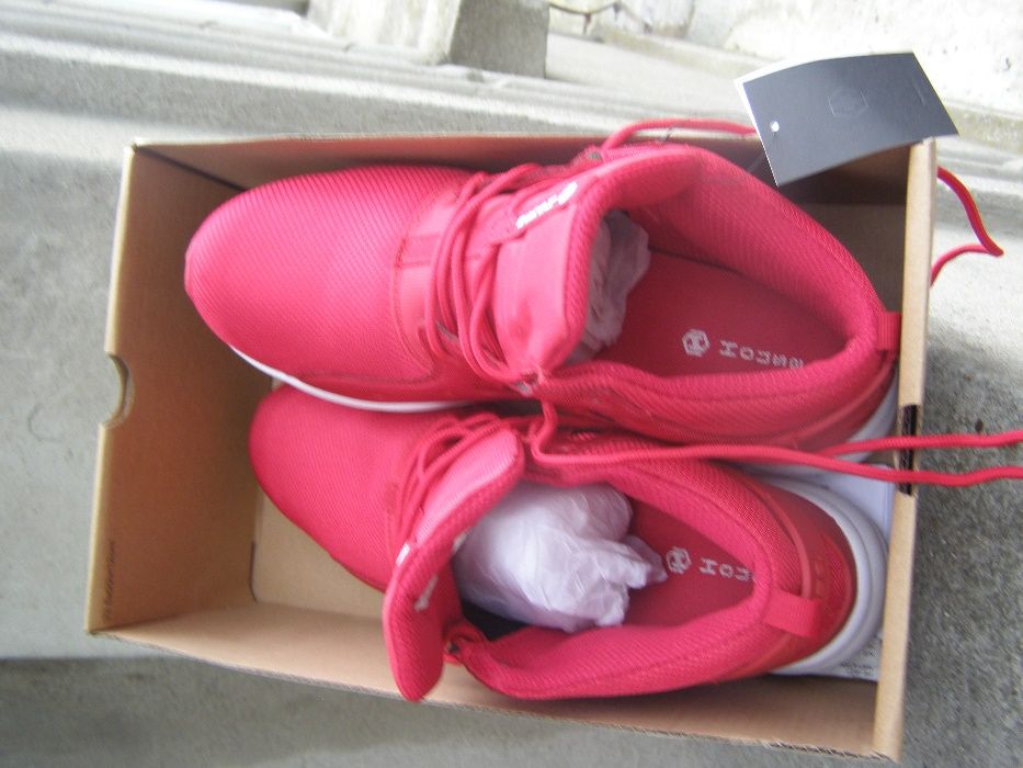 adidasi noi pt plimbari