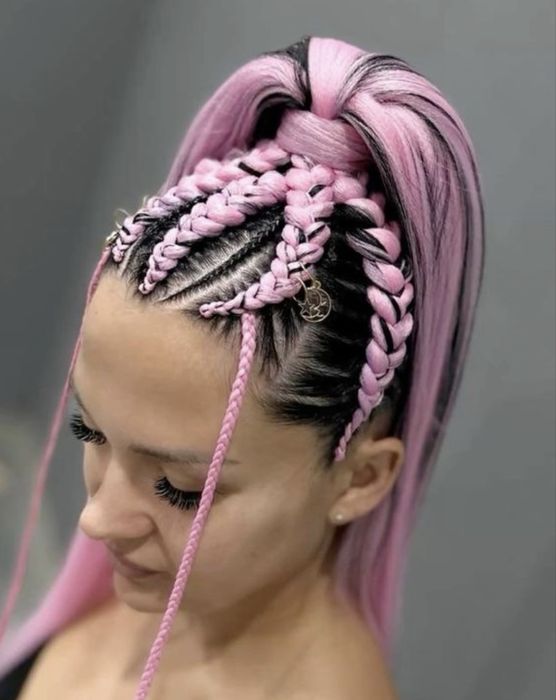 Împletituri afro și codițe colorate – look perfect pentru vară!