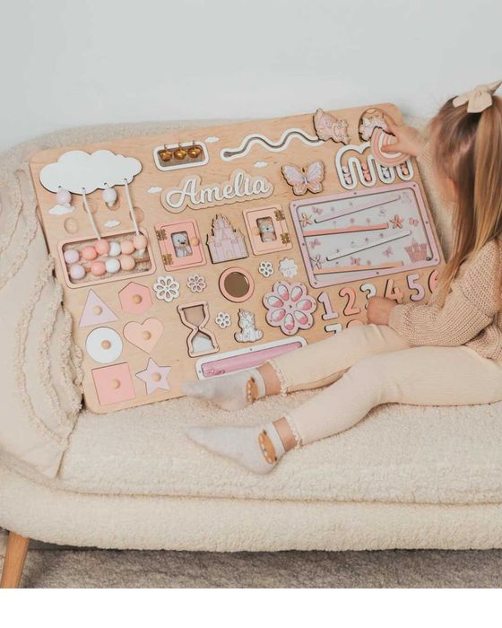 Монтесори дъска с активности и име на детето