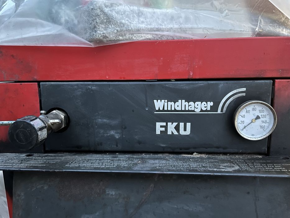 Vând centrală pe lemne