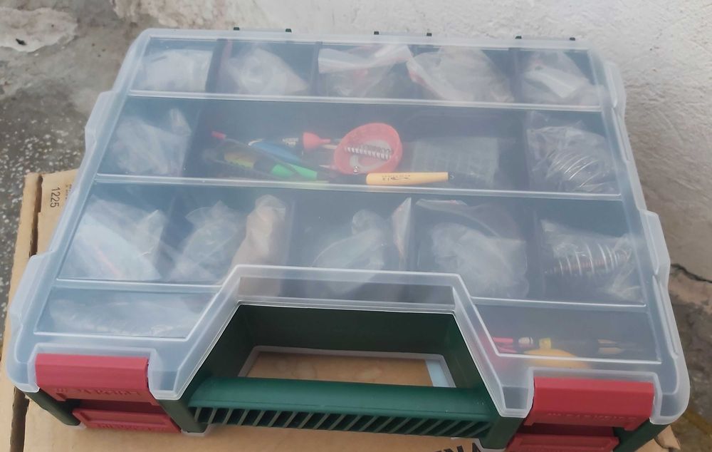 Geanta de pescuit cu compartimentare pe ambele parti plina