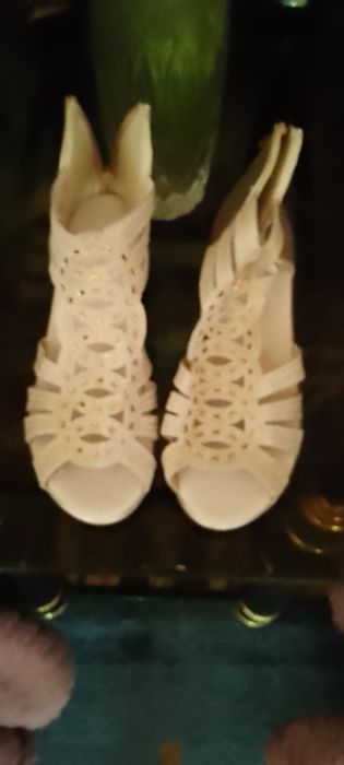 Продам босоножки. Недорого.