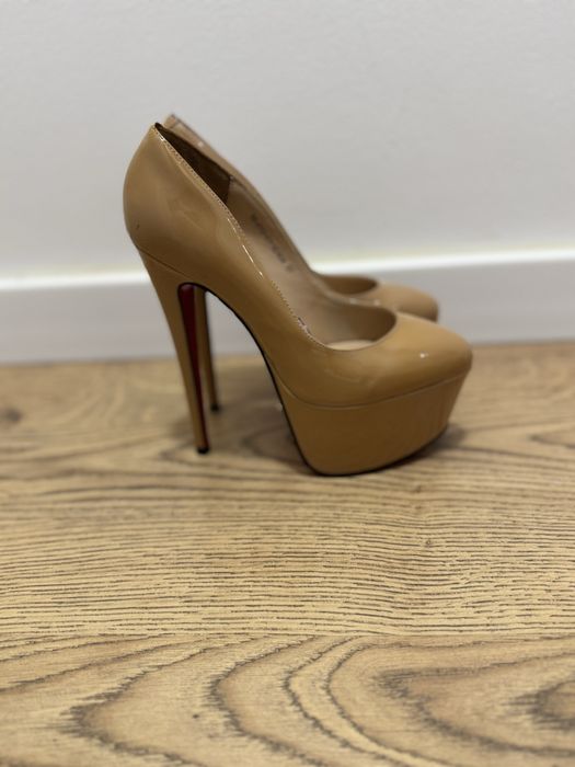 Pantofi tocuri înalte