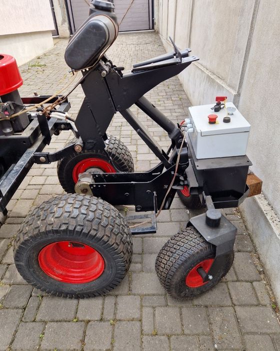 Robot pentru tuns iarbă cu telecomandă (tractor de tuns iarba)