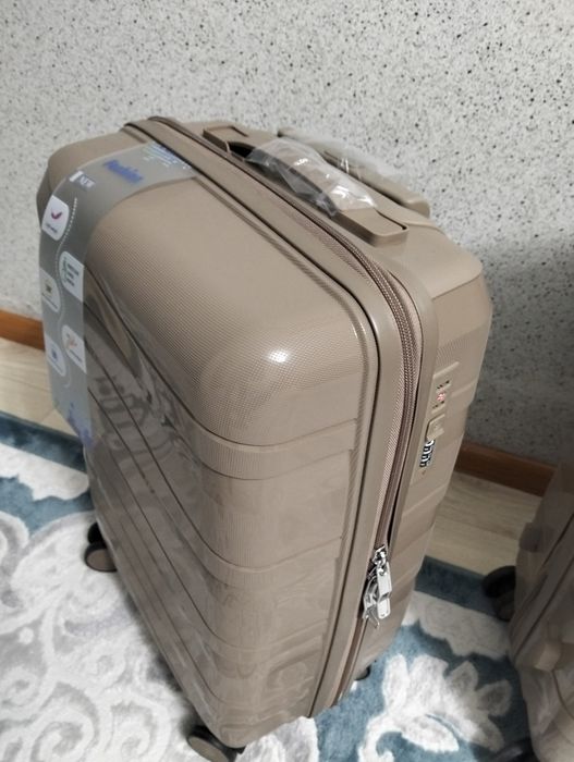 Продам новые чемоданы