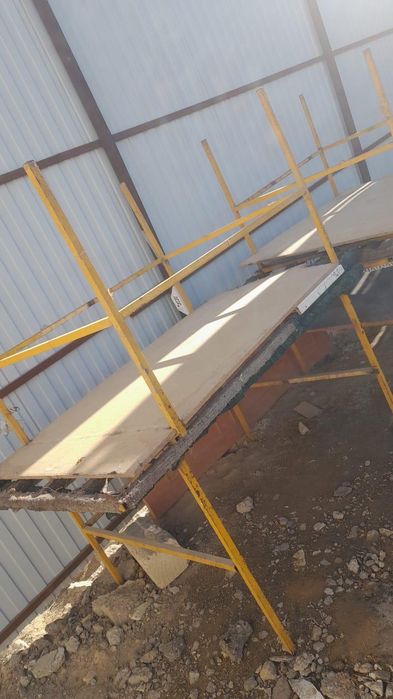 Продаю столы 5 шт для сборки окон