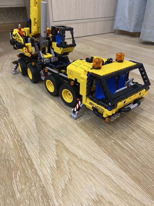 Продам LEGO TECHNIC мобильный кран 42108