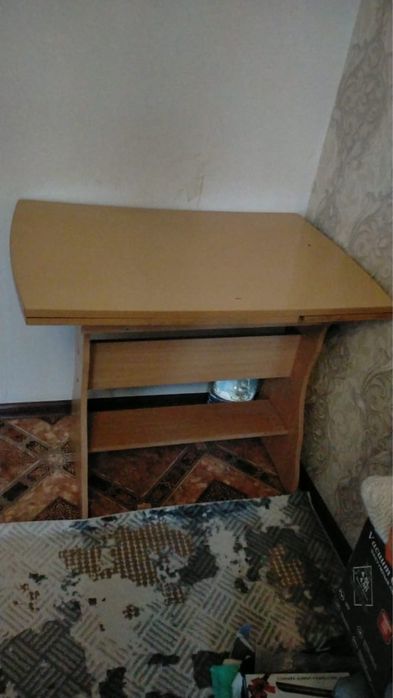 Продам столы кровать и моннкены