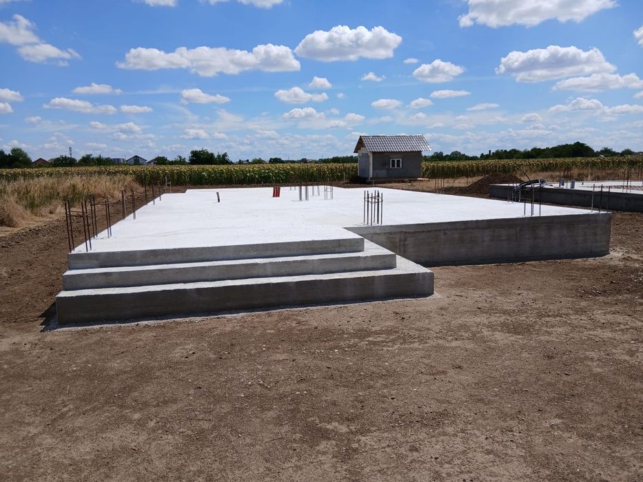 Vand treren intravilan 528 mp + fundatie construita in Bujac