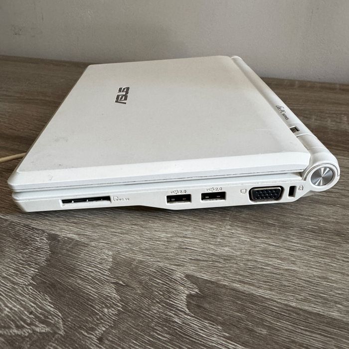 ASUS Eee PC 900 мини лаптоп с оригинално зарядно