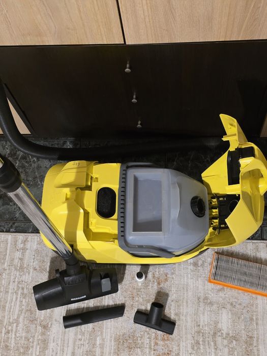 Прахосмукачка KARCHER DS 6 с воден филтър