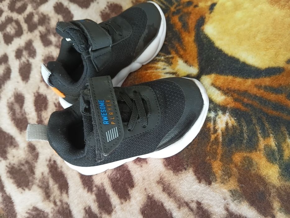 Vînd adidași pn băieți + o pereche de papucei