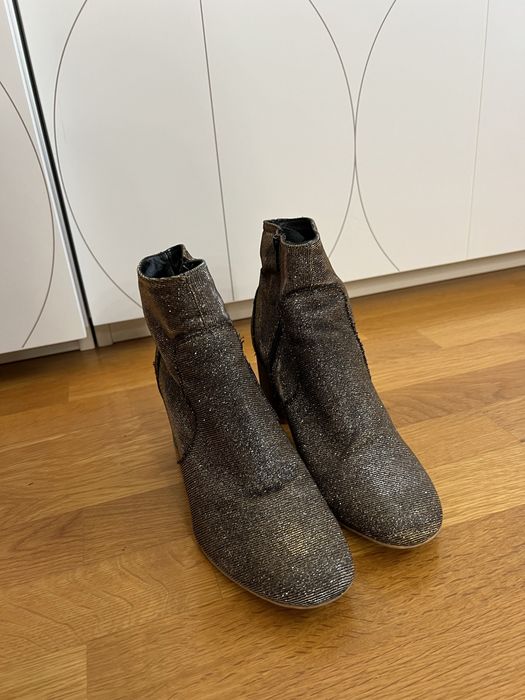 Токчета Anna Field и боти на ток