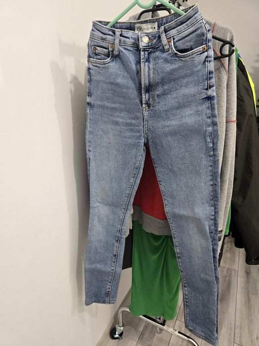 Blugi de vânzare