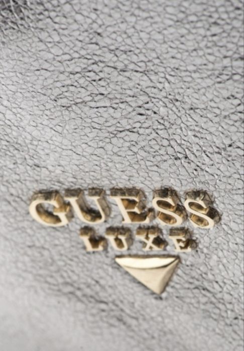 Сребриста чанта  Guess luxe