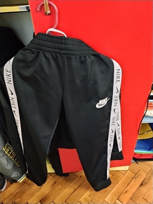 Продавам детски екип Nike