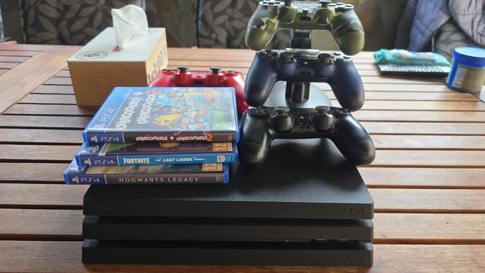 PS4 PRO  1tb storage , 4 controllere