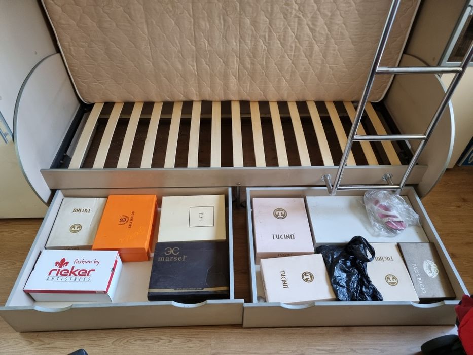 Двух ярусная кровать со шкафами
