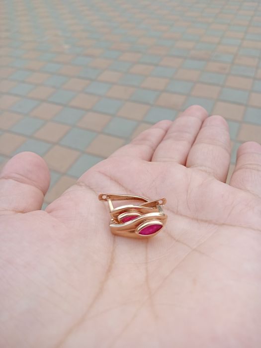 Продам серьги золотые.