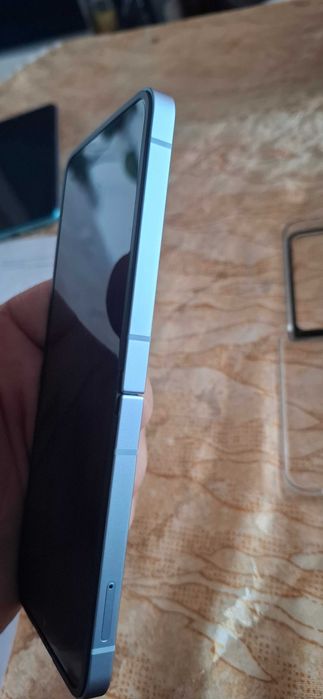 Продавам телефон Галакси Z Flip6