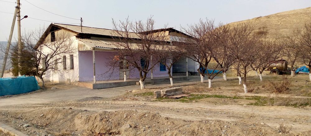 Нотурар бино сотилади!