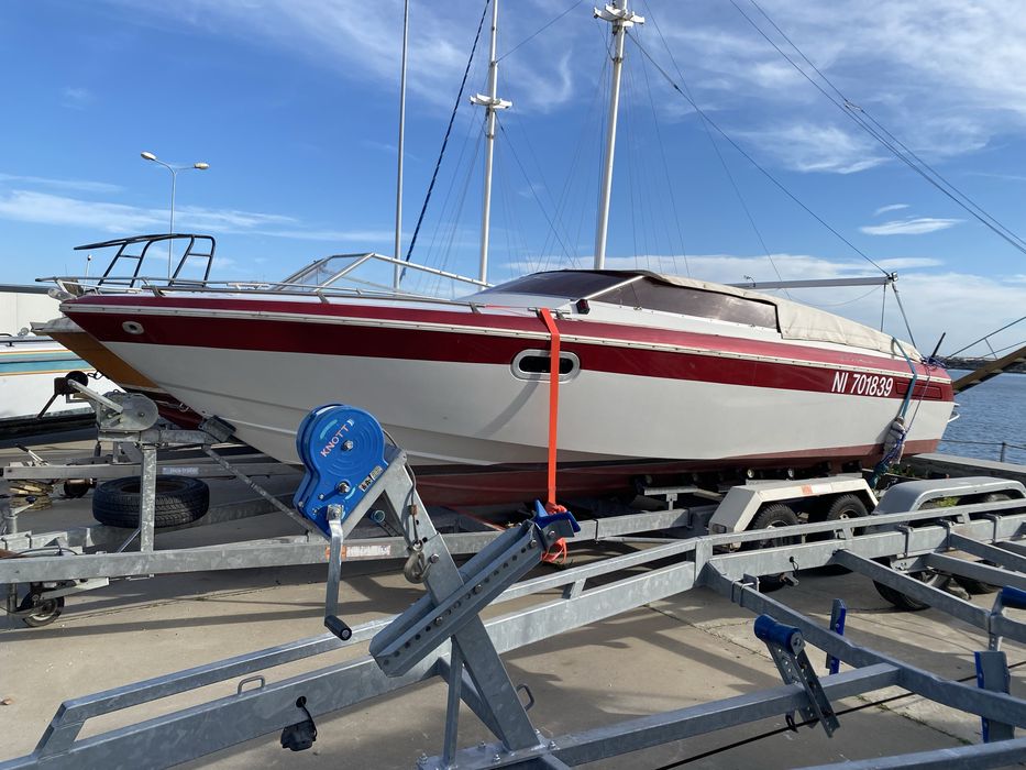 Salupa cu motor  ,6,5 m / 2,5 m ,cu cabină