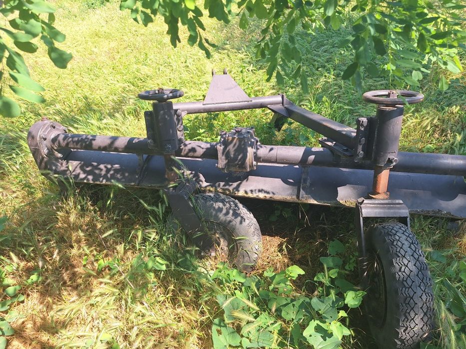 Vând  o remorcă de cărat baloți, remorcă de 5 t ,vagon și mătură fără peri pentru tractor de 80 cai