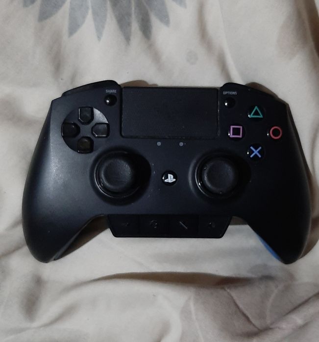 Vând manetă profesional Razer Raiju PS4/PC în stare bună estetică