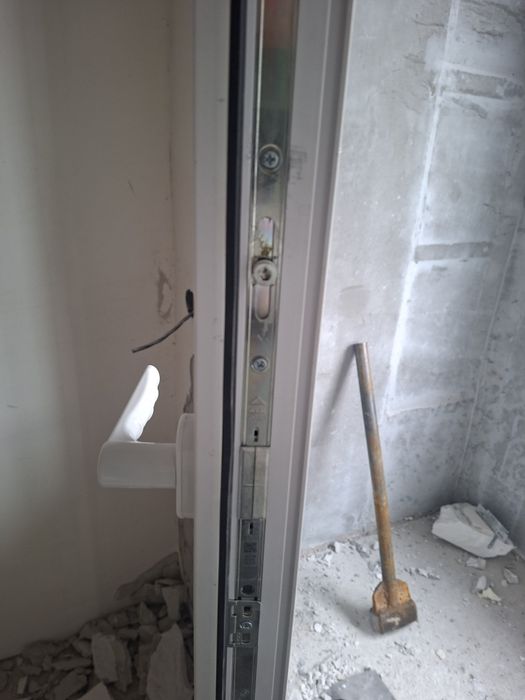 Пластиковый дверь с окнами