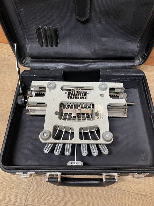 Masina de scris pentru nevazatori Braille / Masina de scris