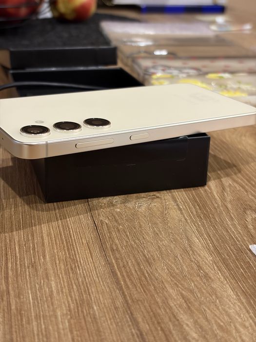 Samsung S24 128gb с 10 кейса