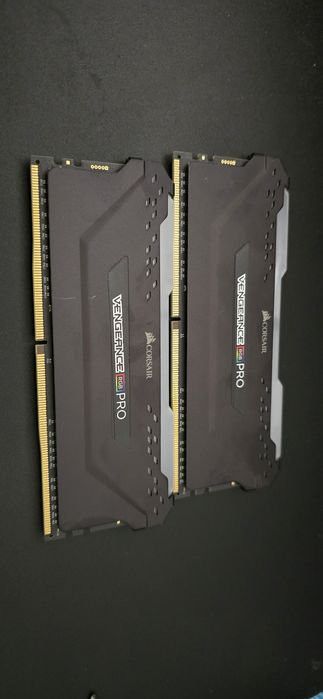 Vand Corsair VENGEANCE RGB PRO 32GB (2x16GB) DDR4 2666MHz CMW32GX4M2A2