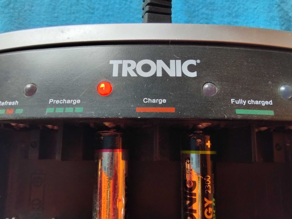 голямо оригинално немско зарядно за всички видове батерии , NI-MH