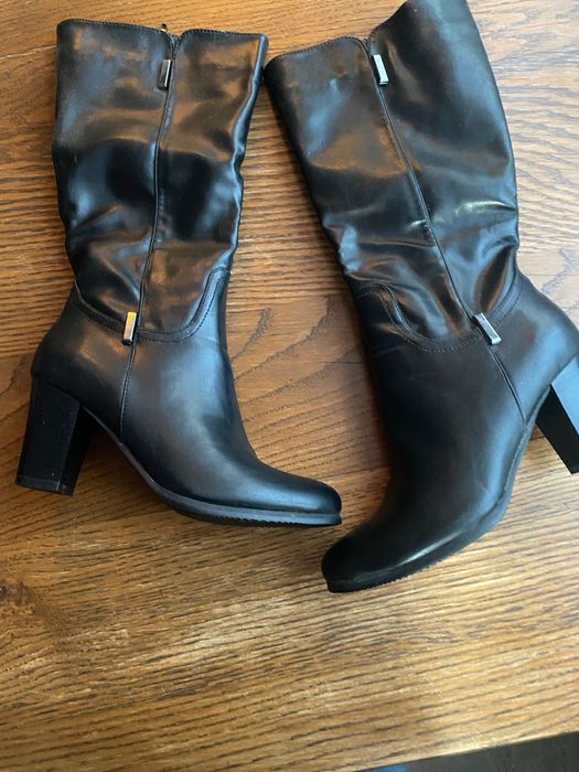 Продавам дамски ботуши от естествена кожа