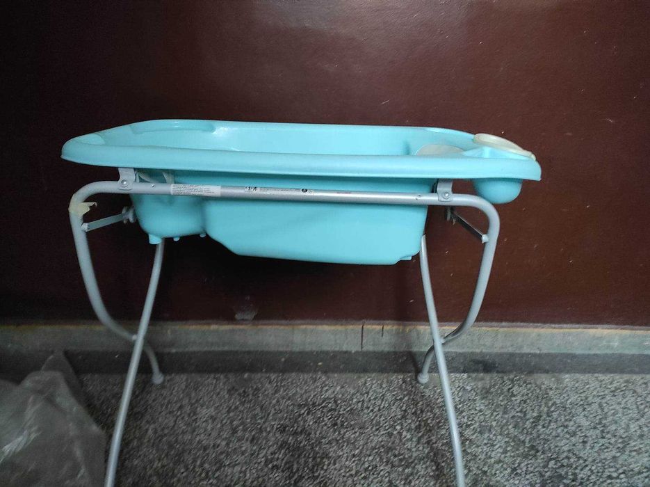 Бебешко корито за къпане със сгъваема стойка.