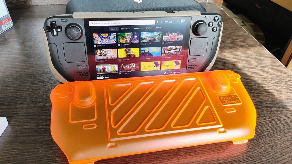 Steam Deck OLED 1 ТБ и матовым антибликовым экраном.