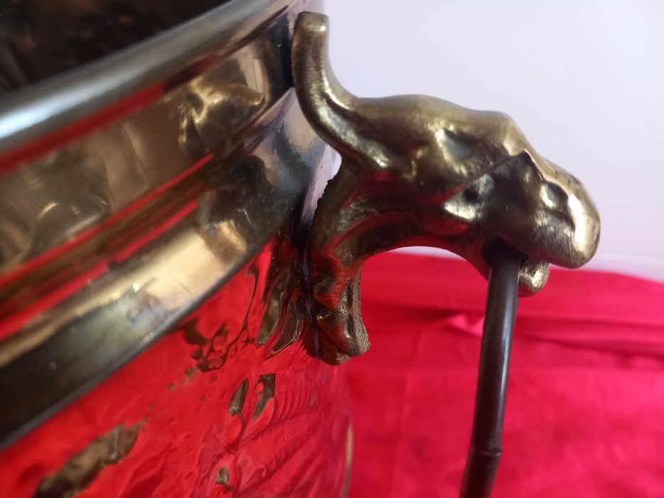 Градинска Кашпа, Драконови Глави, Голям Месингов Съд с Позлата