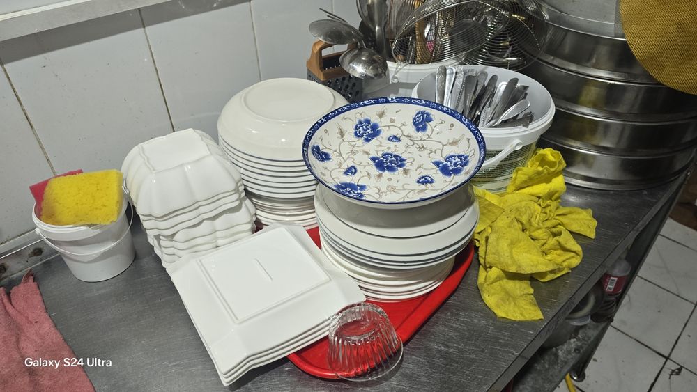 Продаётся посуду и газ плитка для кафе,ресторан