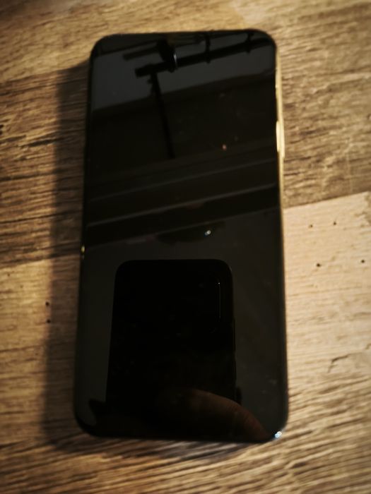 iPhone X si Xaomi Poco M3