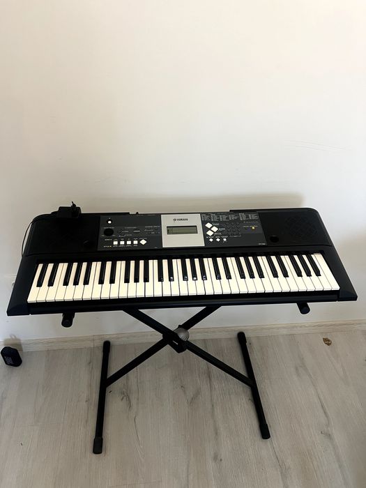 Продавам синтезатор Yamaha YPT-230