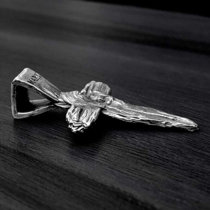 Сребърен кръст 925 с Дева Мария и Младенеца-Християнско бижу за вяра.