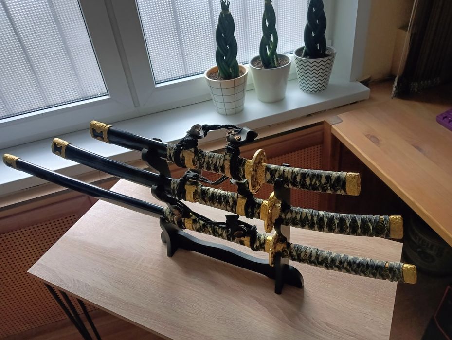 Набор японских мечей